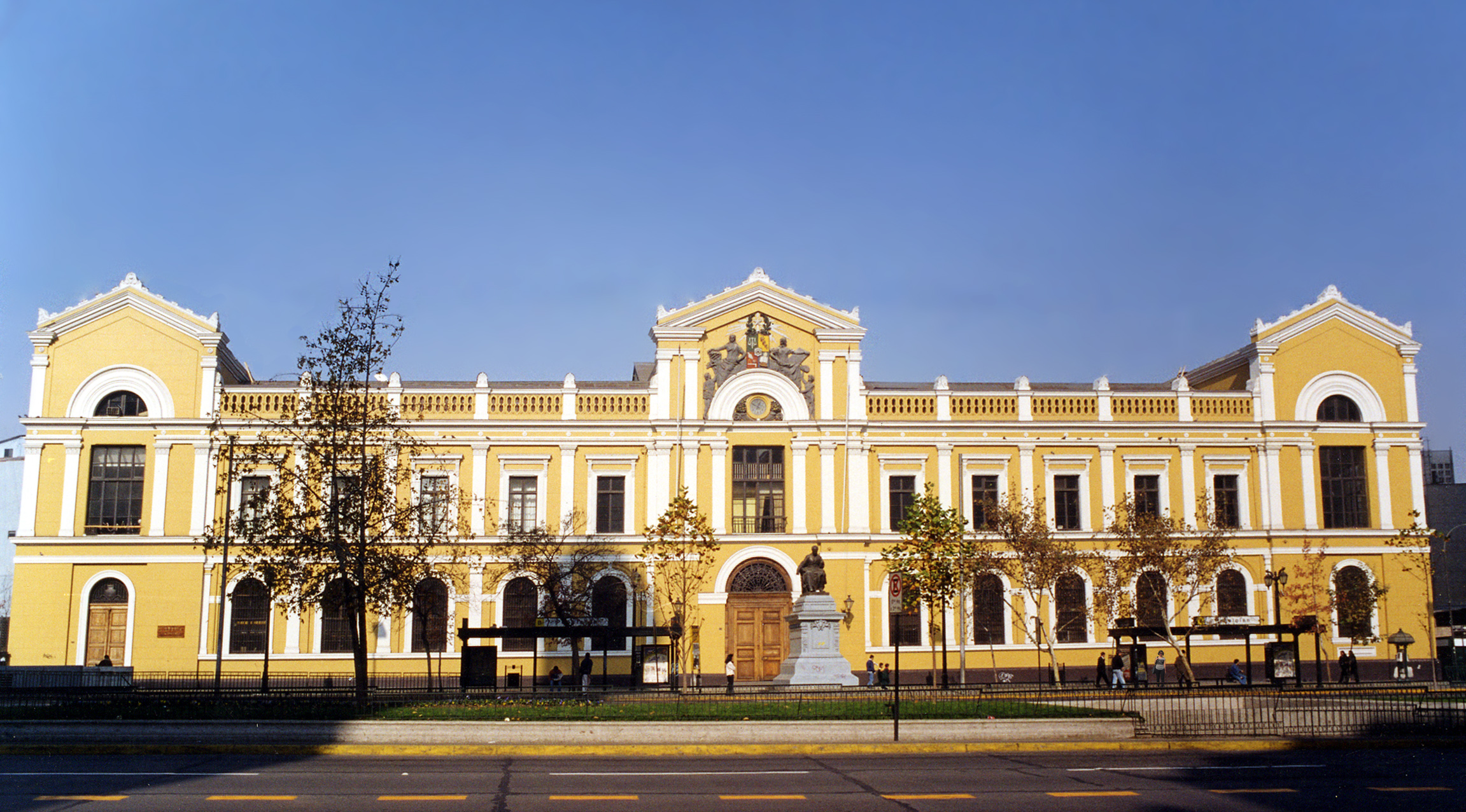 Fachada de la Casa Central de la Universidad de Chile